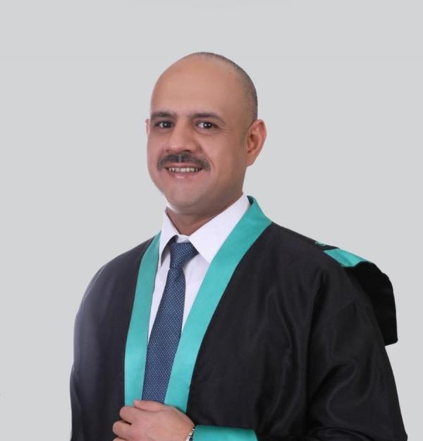 الحيصة يحصل على درجة البكالوريوس في إدارة الأعمال