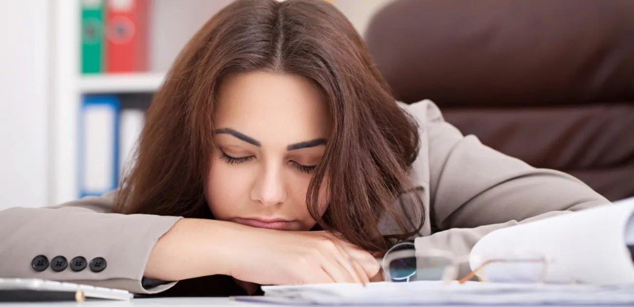 الأم العاملة: كيف تواجهين التعب، الذنب، والإرهاق العاطفي؟