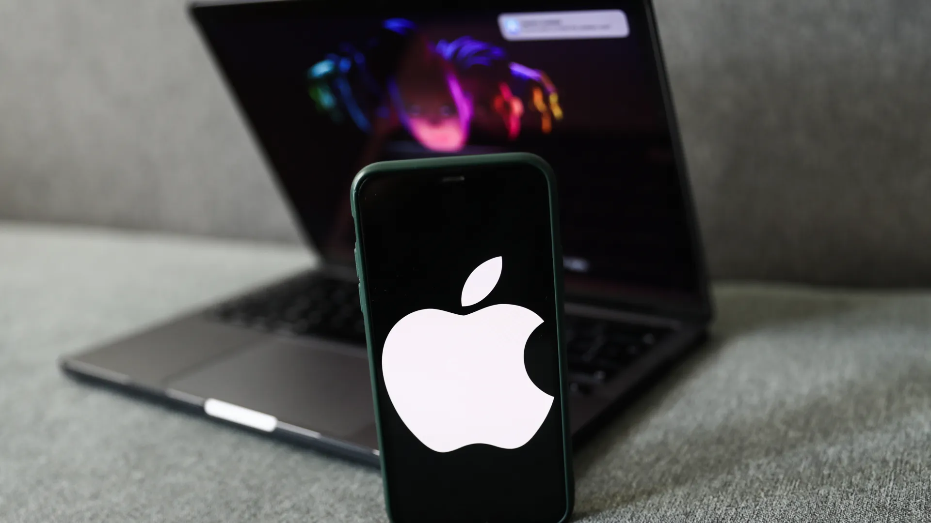 تحذير لمستخدمي آيفون القدامى ..  "أبل" تطلق تحديثاً أمنياً عاجلاً لسد ثغرات خطيرة