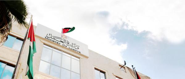 العمل: وقف استقدام العمالة الوافدة لا يرفع الأجور ولا يمس التصاريح