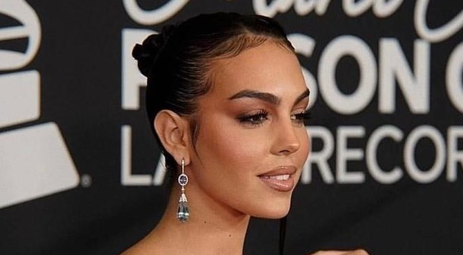 لصاحبة «البشرة الحنطية» ..  استلهمي إطلالتكِ الجمالية من جورجينا رودريغيز