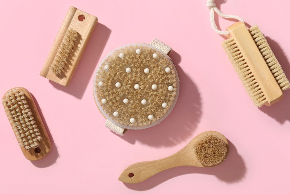 بشرة ناعمة ومتجددة ..  كل ما تجب معرفته عن تقشير الجلد الجاف