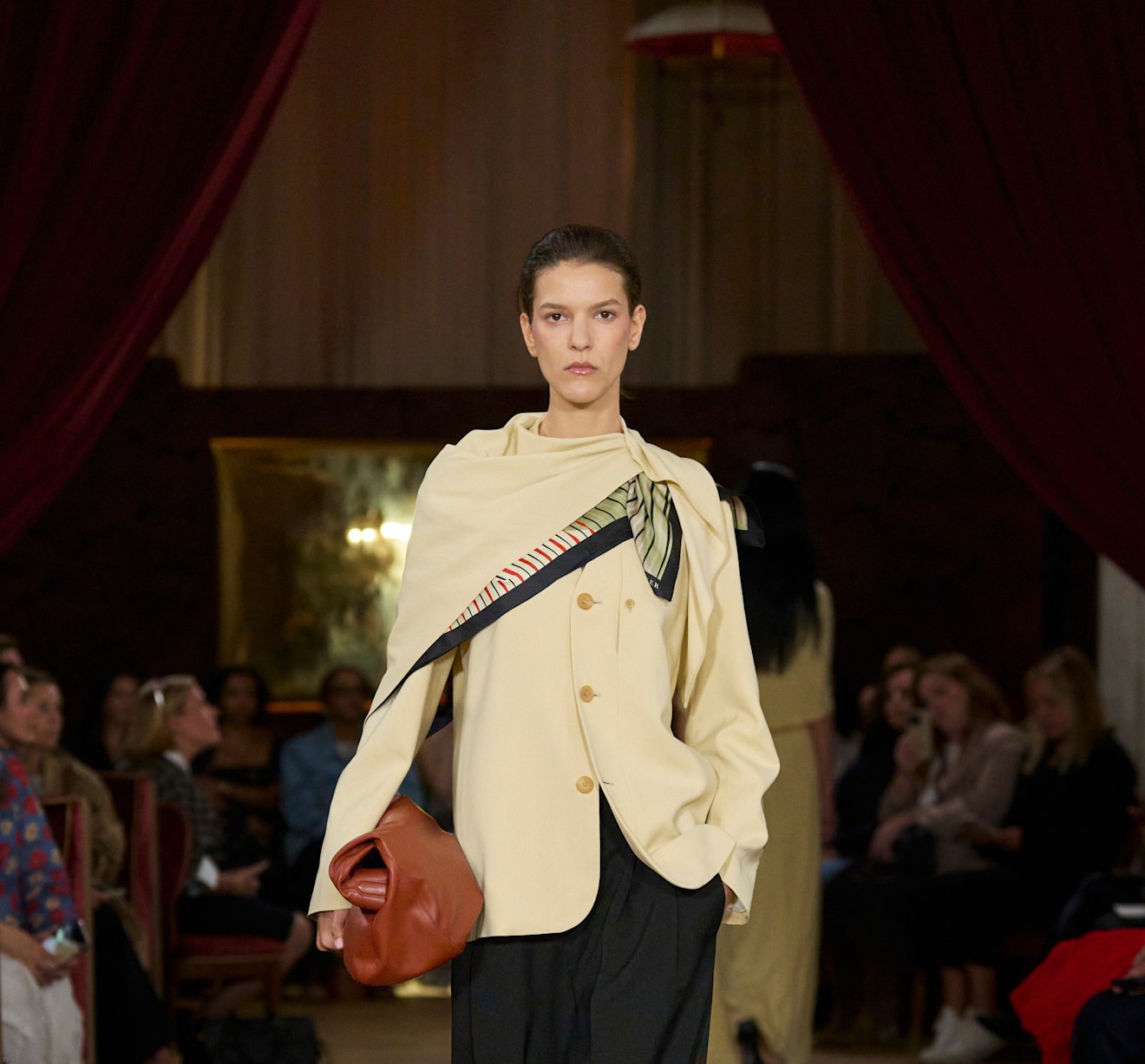 الوشاح نجم ربيع وصيف 2026… من أكسسوار تقليدي إلى قطعة أساسية في الإطلالة