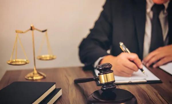 مكافحة الفساد: إساءة استعمال السلطة جريمةٌ يعاقب عليها القانون