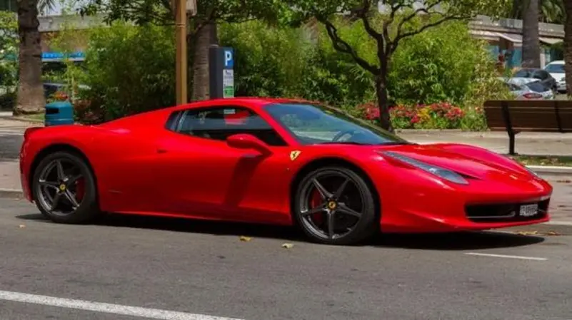 "فيراري" تحدد سعر باكورة سياراتها الكهربائية عند 647.1 ألف دولار