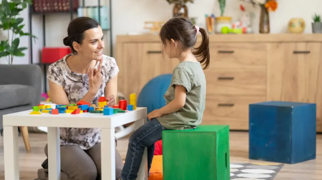 كيف يرى الطفل المصاب بالتوحد الوجوه؟ ..  دراسة تكشف السر