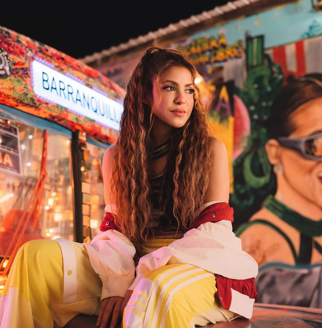 شاكيرا تكتسح المسرح العالمي وتفاجئ جمهورها في الختام