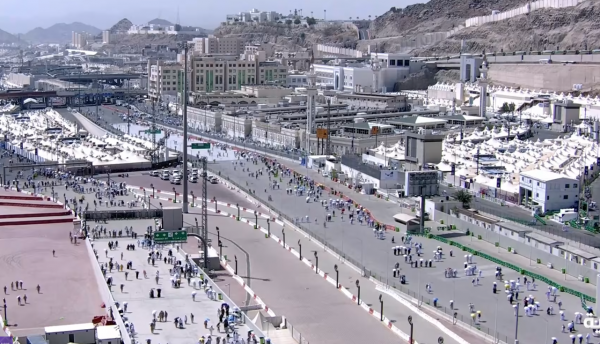 الحجاج يواصلون أداء مناسكهم  ..  والمتعجلون يتأهبون لوداع مكة
