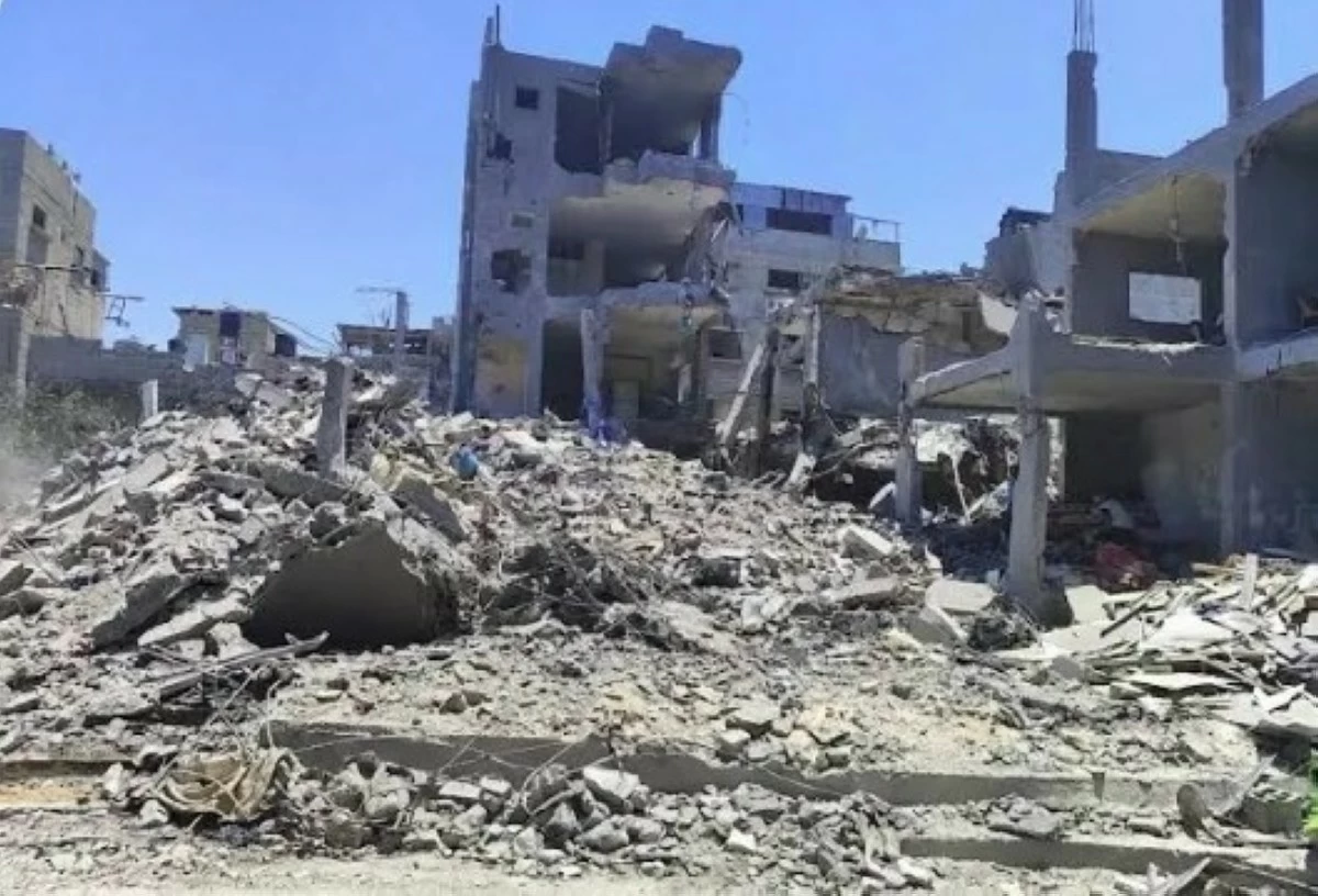 وفاة 11 نازحا وإصابة 14 وفقدان العشرات جراء انهيار بناية في مدينة غزة