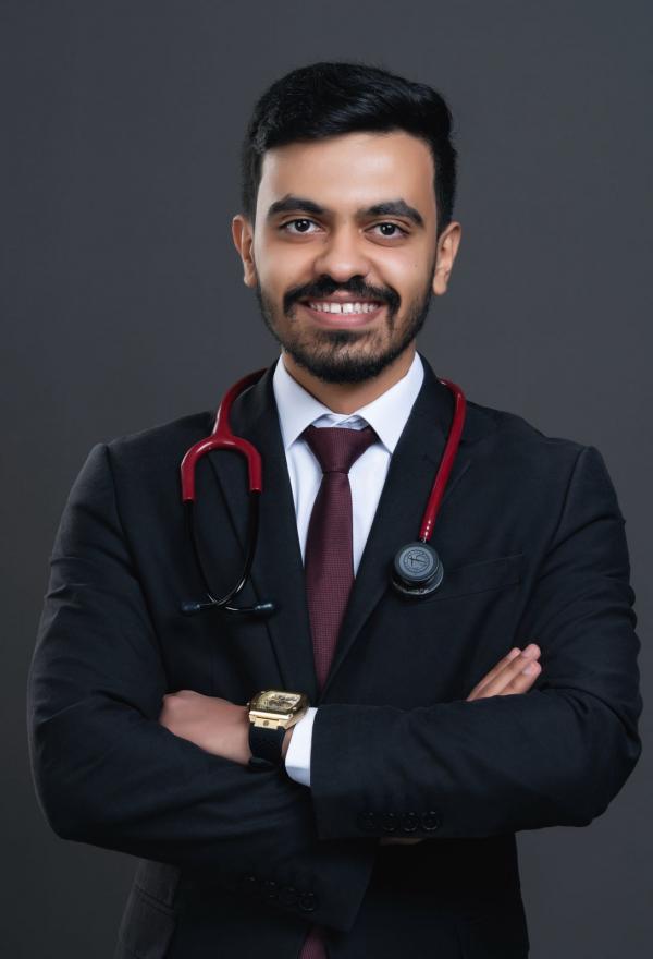 منور جفال الحديد  ..  مبارك التخرج