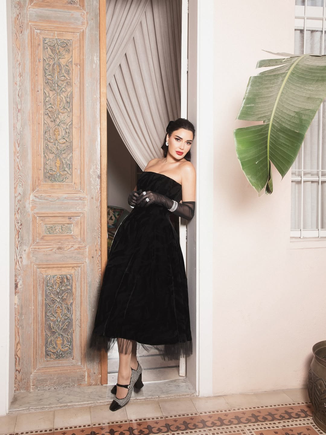 سيرين عبد النور ..  الفستان الأسود يتجدّد بين الكلاسيكي والعصري