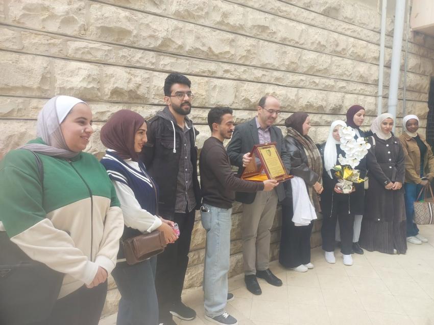 طلبة التقنيات الحيوية في البلقاء التطبيقية يشكرون أ.د سعيد أبو رمان