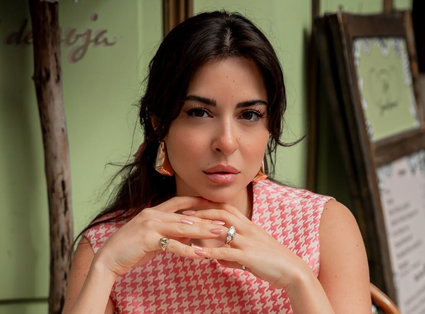 سارة أبي كنعان تلهمكِ بإطلالات جمالية ناعمة وعصرية