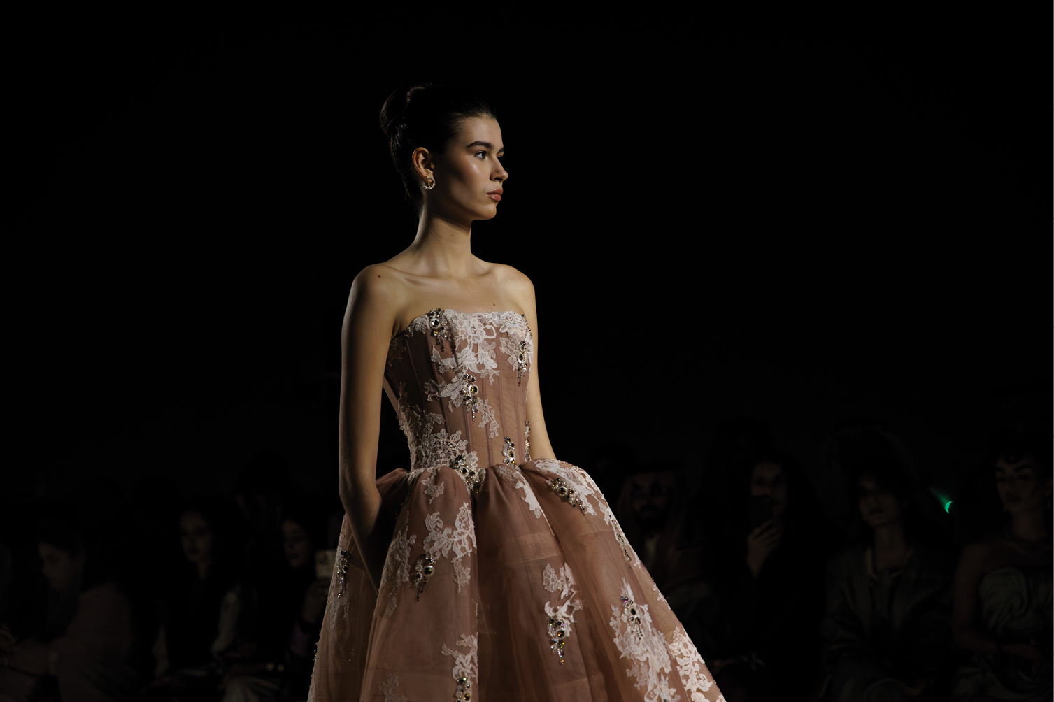 عودة الرومانسية إلى الكوتور: حين يصبح الحلم قابلًا للارتداء