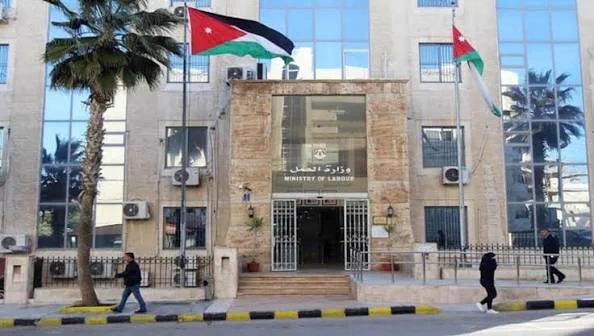 العمل تحدد 3 حالات لتسفير العمال غير الأردنيين رغم سريان تصاريحهم