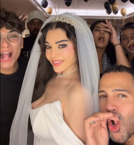 هيفاء وهبي بفستان الزفاف وزغاريد وتهاني الأصدقاء فما القصة؟ 