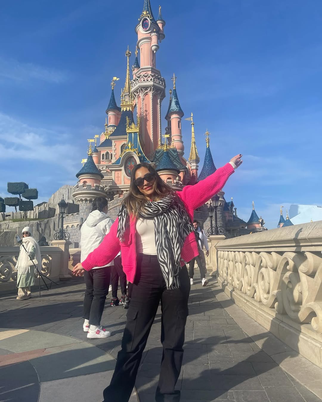 اطلالات راندا رياض… أناقة تجمع بين العفوية والفخامة من الصباح إلى السهرات