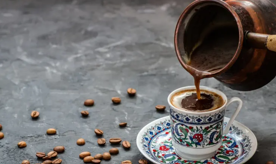 ماذا يحدث لجسمك عند شرب القهوة يوميًا؟ ..  النتائج قد تصدمك