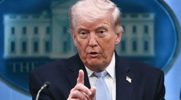 ترامب يشير إلى "الورقة الرابحة" ضد إيران  ..  ويلمح للحصار البحري