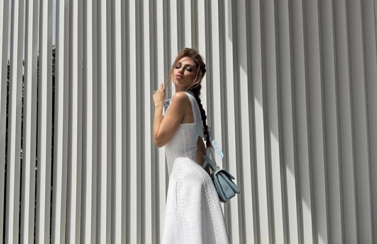 الضفيرة الطويلة والفيونكة الزرقاء بأسلوب ميريام فارس