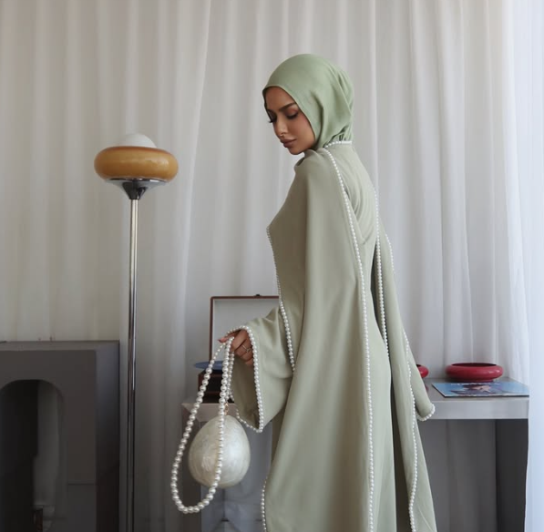 للعروس المحجبة ..  استوحي موديلات فساتين سهرة من مدونات الموضة