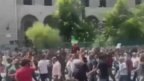 سوريا  ..  احتفالات بعد حكم الإعدام على بشار وماهر الأسد وعاطف نجيب