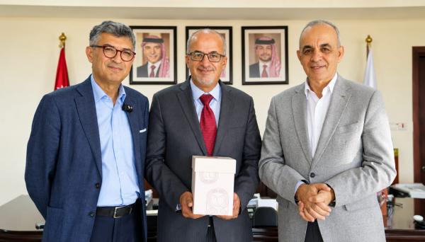 إقليم البترا يكرّم الرحالة العرجان لإسهاماته في الترويج للمدينة