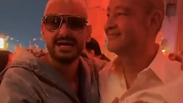 "اللي يقرب هيتكهرب" ..  رامز جلال يفاجئ ضيوف عمرو أديب