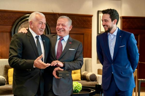 الملك ينعى الرائد المتقاعد جنكات: فقدنا رفيقاً عزيزاً في السلاح