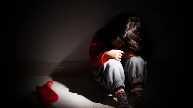 ندوب بيولوجية ..  دراسة تكشف التداعيات الجسدية والنفسية لعقد الطفولة