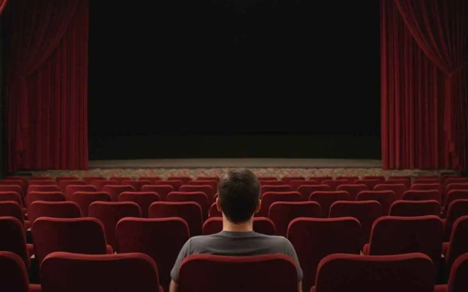 تفسير رؤيا دخول قاعة سينما وعرض شاشة سوداء في المنام