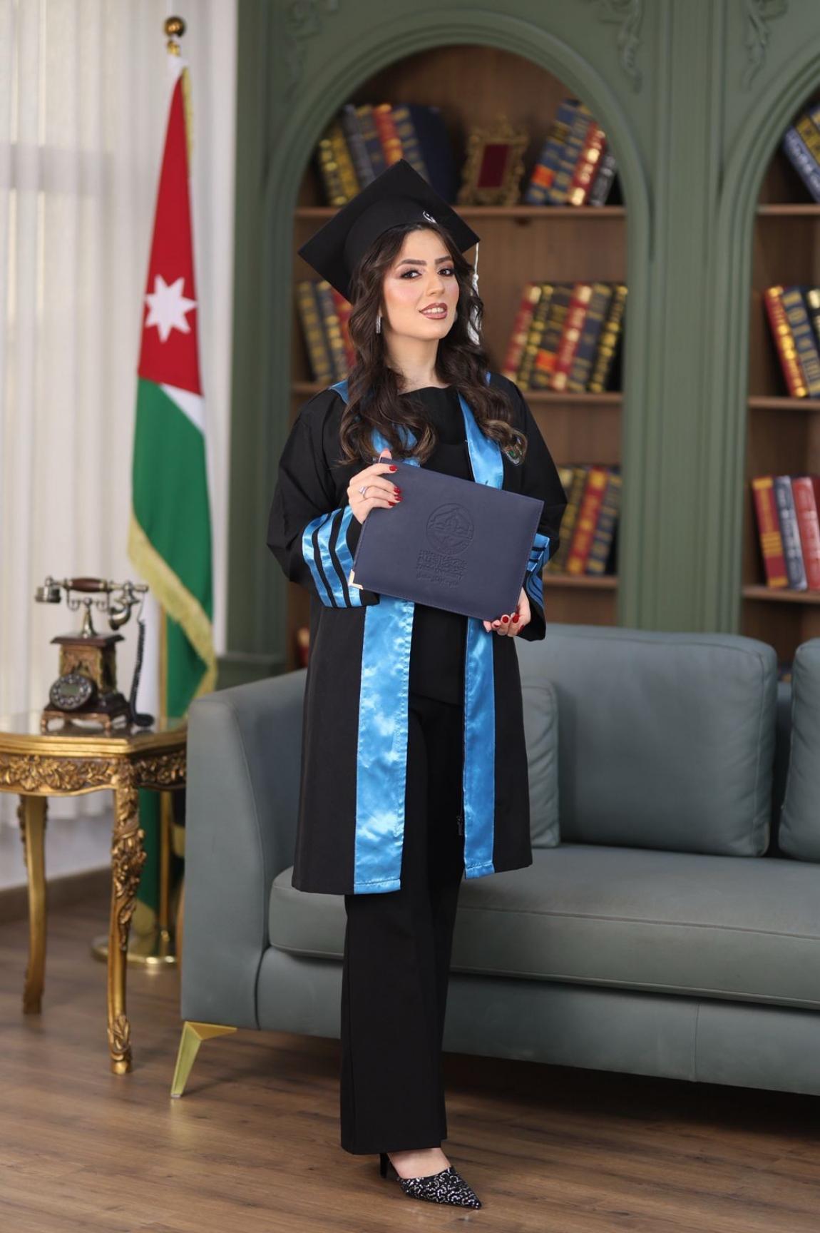 نور العطيات تهنئ ابنتها لُجين  ..  مبارك التخرج