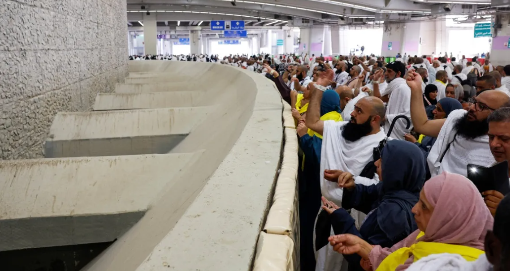 الحجاج يرمون "جمرة العقبة" في أول أيام عيد الأضحى