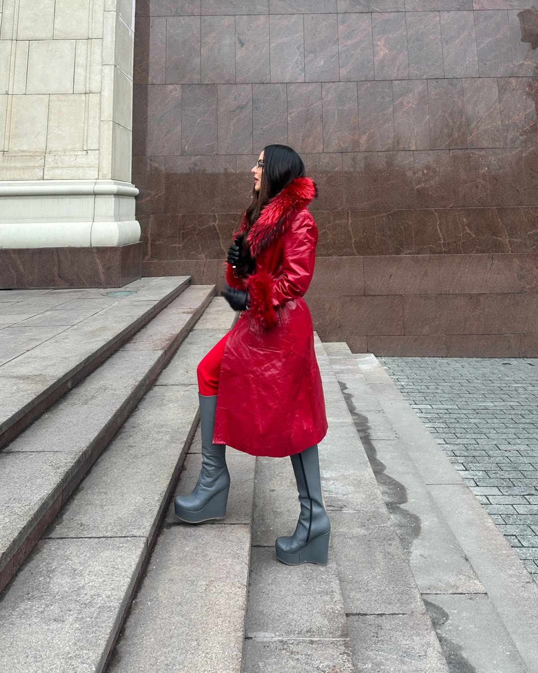 الجلد يتصدر المشهد هذا الموسم ..  تنسيقات جريئة على خطى النجمات