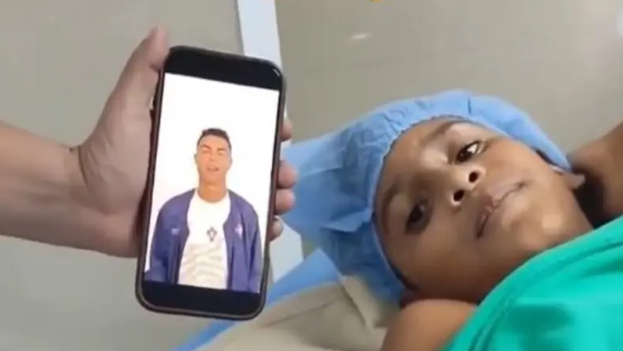 رونالدو يفاجئ طفلاً فنزويلياً شغل التواصل ..  بفيديو مؤثر