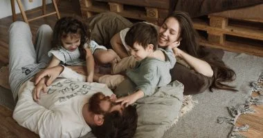 التواصل العائلي وسط زحمة الحياة: خطوات بسيطة تغيّر كل شيء