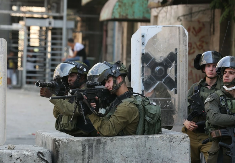 احتجاز جثمان شهيد في الخليل ..  ارتقى برصاص الاحتلال