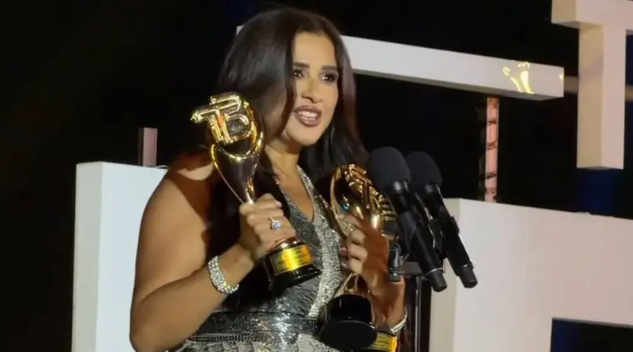 ياسمين عبد العزيز توجه رسالة نارية: أهدي جوائزي لمن يحاربونني