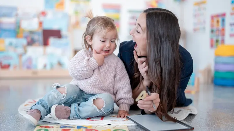 أيهما أفضل ..  إتقان لغة ثانية في الطفولة أم بعد الكبر؟