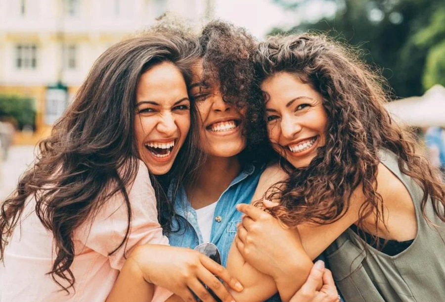 سبب علمي وراء استمرار الصداقات التي تبدأ بسن 16 إلى 25