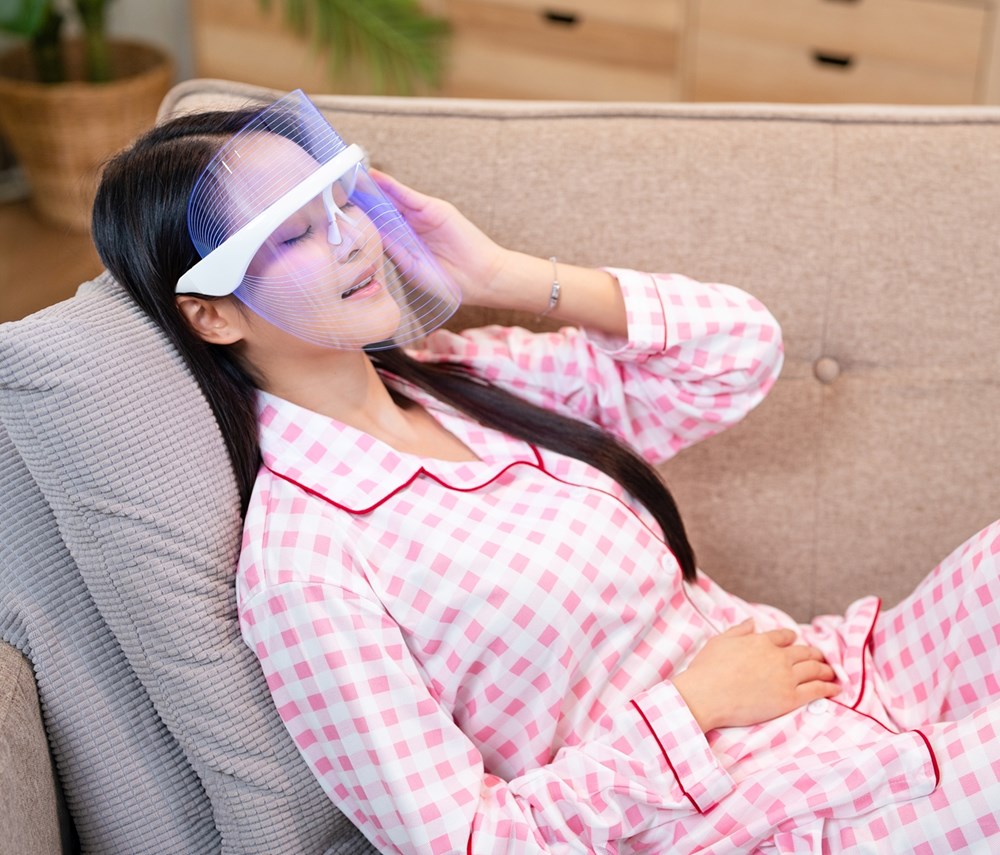 أقنعة (LED) للبشرة ..  الادعاءات التجميلية تختلط بالوعود الطبية