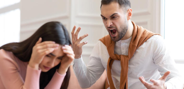 جرح الزوج لزوجته بالكلام ..  كيف يؤثر بصمت في قلبك وعلاقتك؟