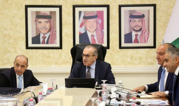 الحكومة تبحث إطلاق مواقف "اركن وتنقّل" الذكية