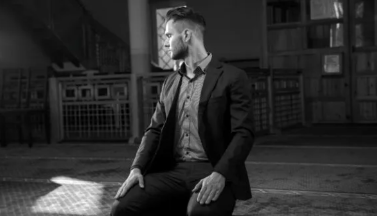 كيف تخرج من صلاتك ؟ “سلام عليكم” أم “السلام عليكم”؟