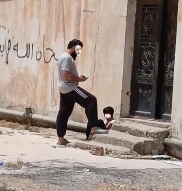 ضبط المعتدي على طفل بسبب كرة سقطت بمنزله  ..  وتحويله للمدعي العام