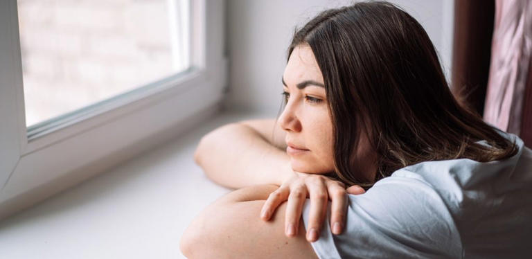 كيف تغيّركِ الصدمة العاطفية من الداخل من دون أن تشعري؟