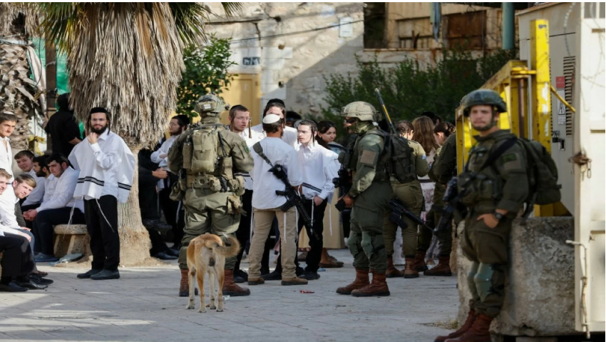 مستوطنون يحطمون مركبتين وصرح شهيد في نابلس والخليل