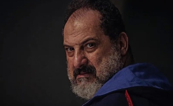 بعد وعكة صحية مفاجئة ..  خالد الصاوي يخضع لجراحة عاجلة في القاهرة