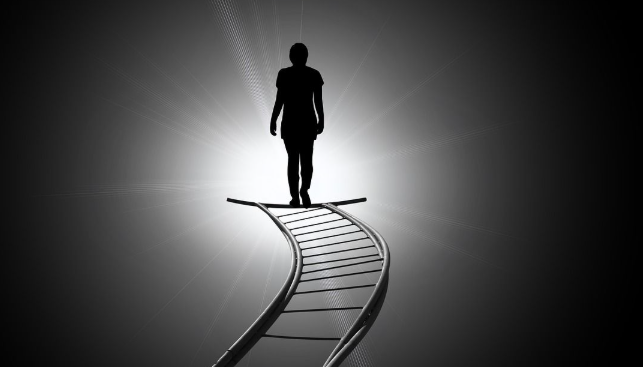 هَل يَعلَمُ الإنسانُ شَيئًا عَن أحوالِ الدُّنيا بَعدَ موتِه؟