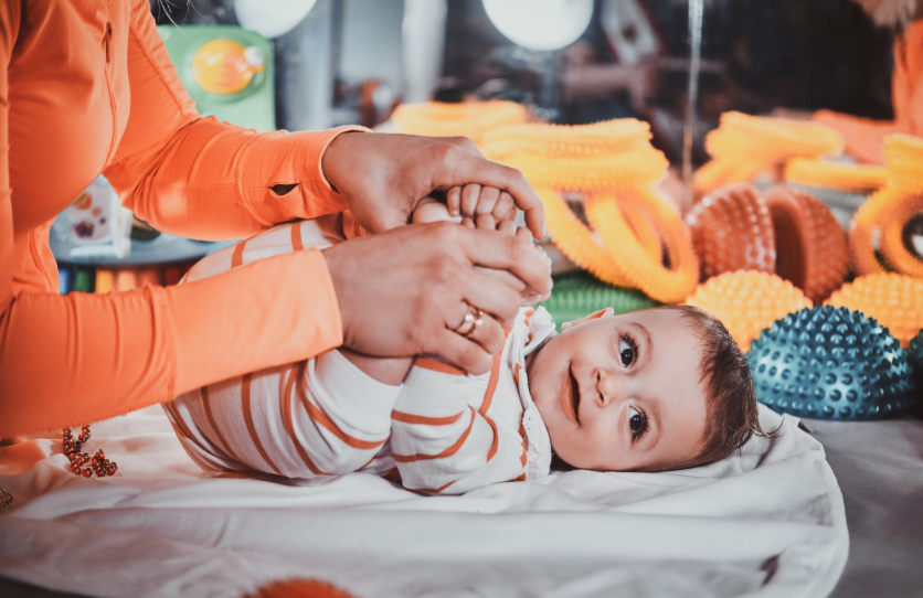 مناغاة طفلك الرضيع إليك أولى خطواته نحو الكلام وكيف تدعمينه؟